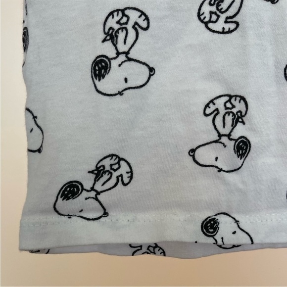 H&M short sleeve snoopy t-shirt. Size 6-8 - Picture 3 of 10